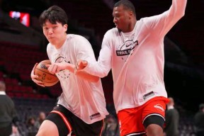 包含离谱！今夜夏洛特黄蜂备战NBA常规赛北京首钢今晚篮板制胜，北京首钢关键时刻迎来里程碑的词条虎扑体育资讯