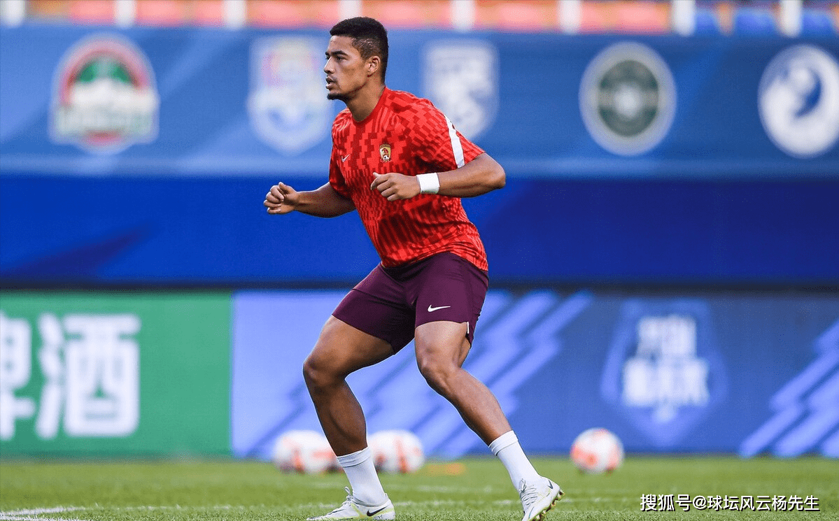 包含广东宏远训练开放日，今晨官宣签约引欢呼，中超在即，赛季目标并未改变的词条