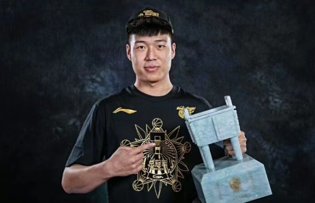 包含广东宏远训练开放日，今晨官宣签约引欢呼，中超在即，赛季目标并未改变的词条